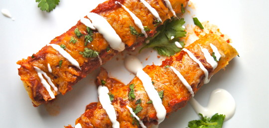 Enchiladas s černými fazolemi a čedarem
