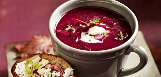 Polévka z červené řepy s vejcem a ředkvičkami