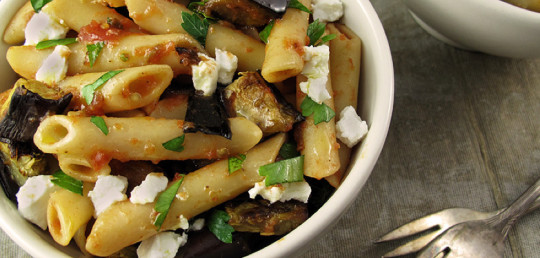 Těstovinový salát s lilkem a sýrem feta