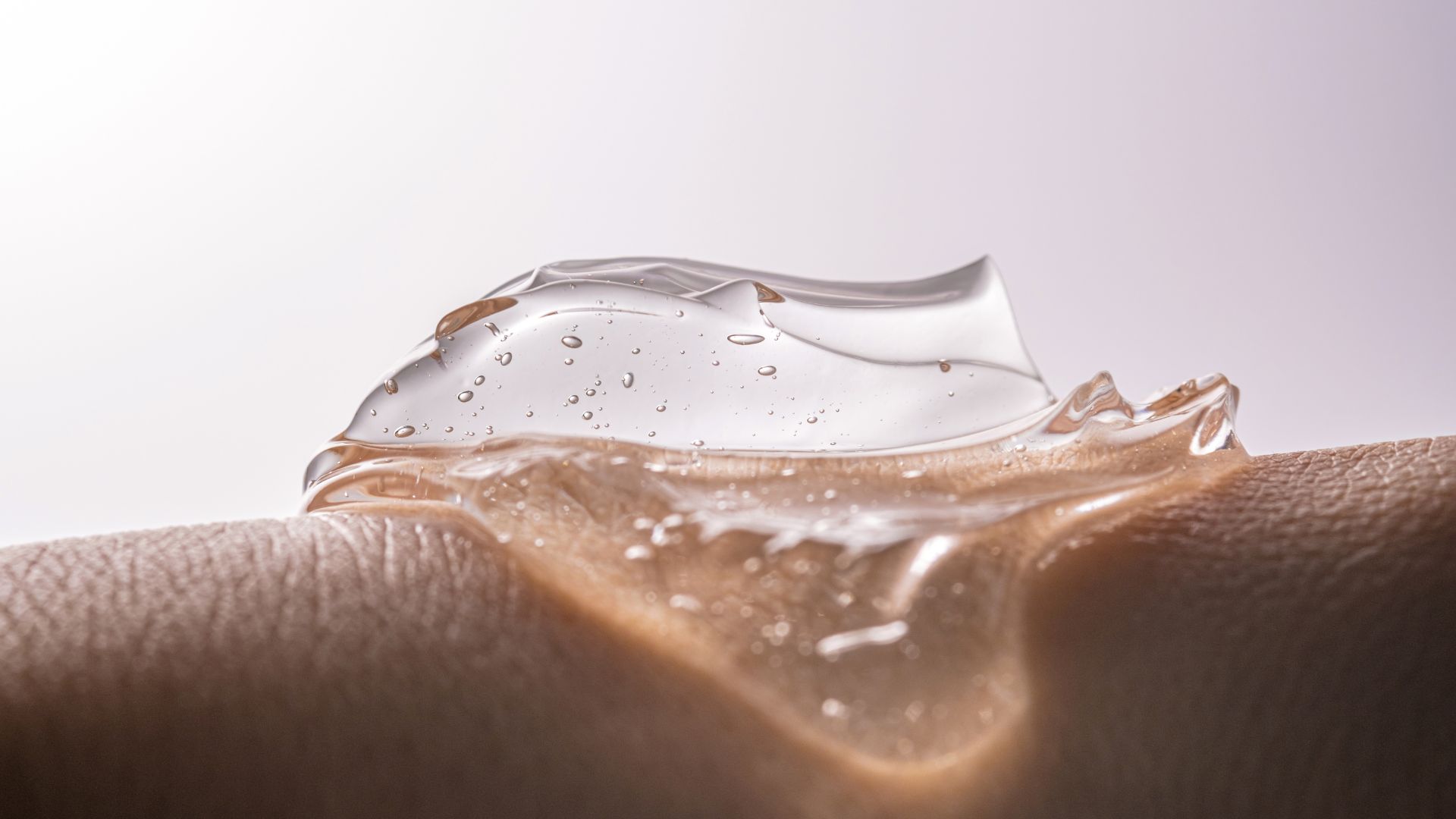 Kyselina hyaluronová v domácí péči: Praktický návod na vytvoření vlastních masek a sér