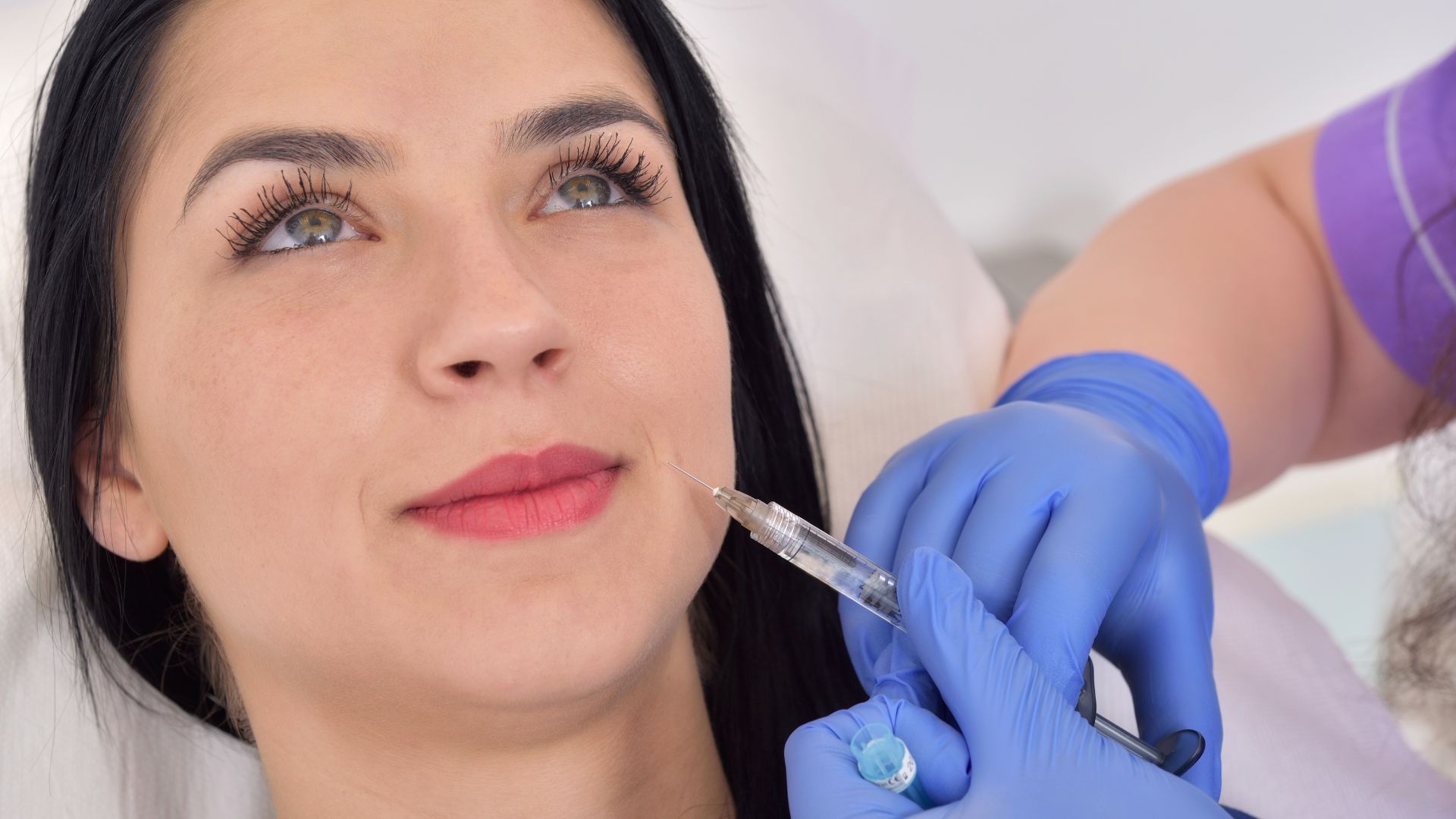 Injekční aplikace kyseliny hyaluronové: Estetické zákroky, výhody a rizika