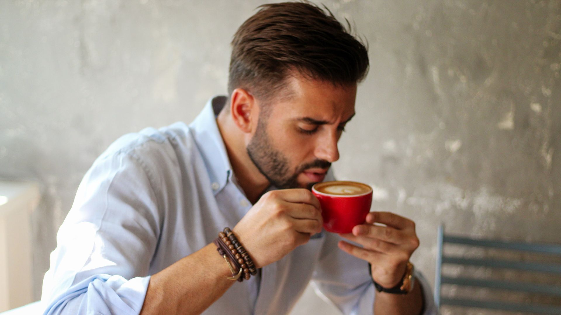 Energie není o kávě: Malé návyky, které skutečně nabíjí — a proč hledáme řešení na špatném místě.