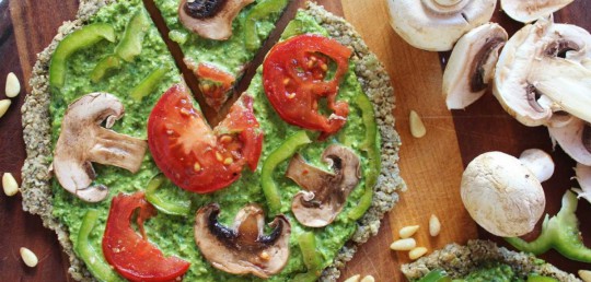Raw vegan pizza se špenátovým pestem a žampiony