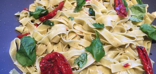 Tagliatelle aglio oglio se sušenými rajčaty a bazalkou