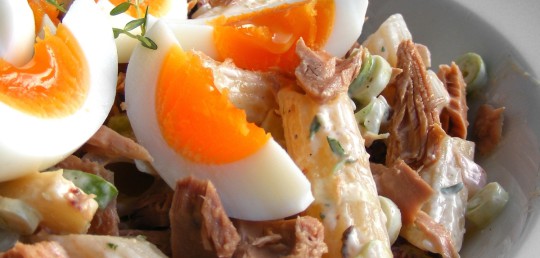 Těstovinový salát s tuňákem a vařeným vejcem