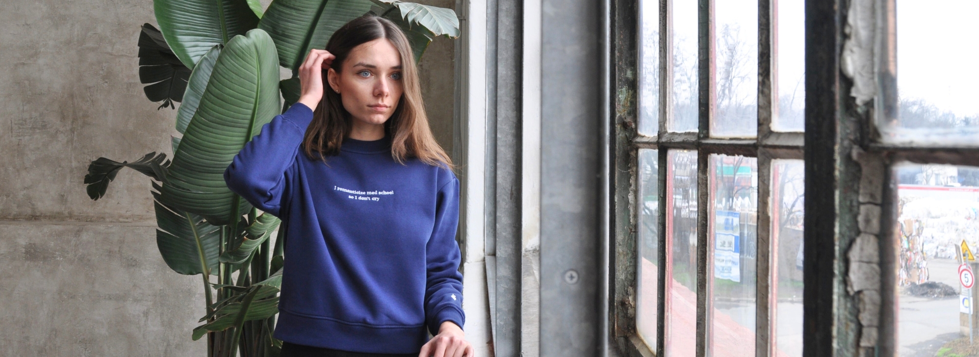 Mikina crewneck I romanticize med school