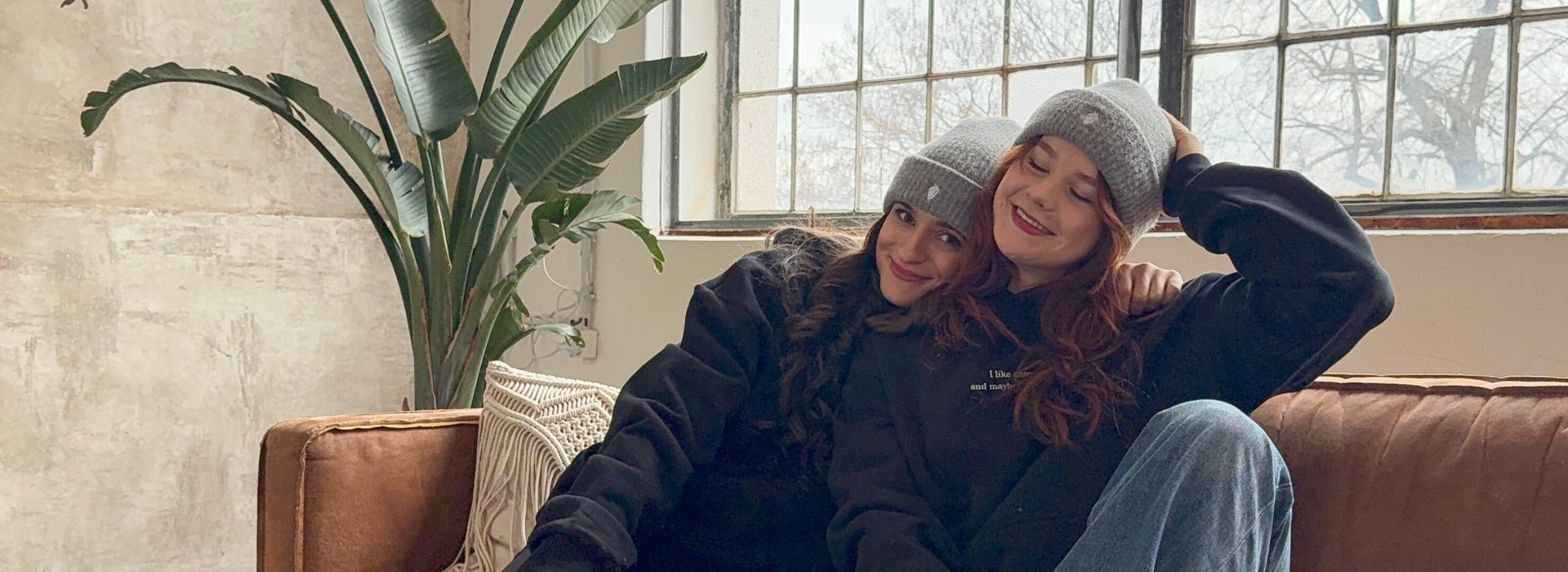 Mikina I like animals and maybe two people a šedá čepice s výšivkou srdce