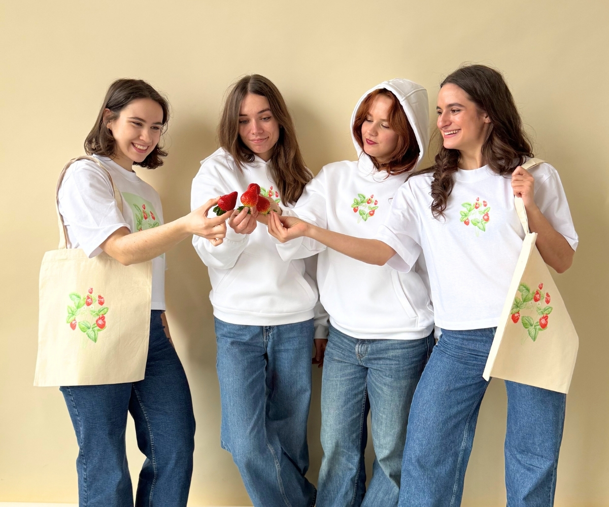 Mikina, tričko a plátěnka Sweet-heart s motivem anatomických jahodových srdcí