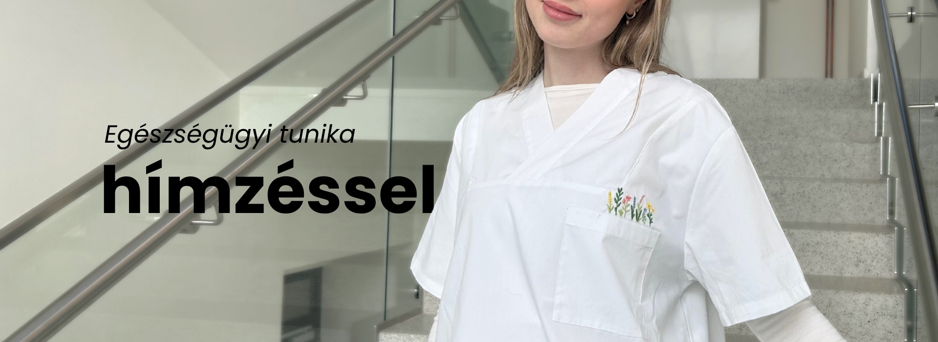 Egészségügyi tunika virágos hímzéssel