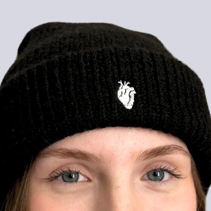 Czarna czapka z haftem Serce