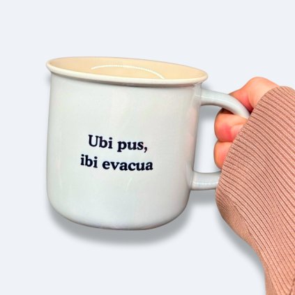 Porcelánový hrnek Ubi pus, ibi evacua