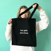 Tote bag Hot girls save lives