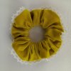 Trendová curry scrunchie – pohodlná a štýlová