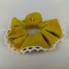 Ručne šitá scrunchie curry pre štýlový účes