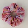 Mäkká scrunchie v ružovo mramorovom odtieni