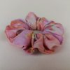 Scrunchie v jemnej ružovo mramorovej farbe
