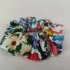 Ručne šitá scrunchie s bielymi kvetmi