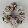Scrunchie gumička do vlasov s jemným kvetinovým vzorom