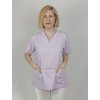 Modelka v svetlofialovej zdravotníckej košeli s dvoma prednými vreckami.