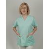 Modelka v mätovej zdravotníckej košeli s dvoma prednými vreckami.