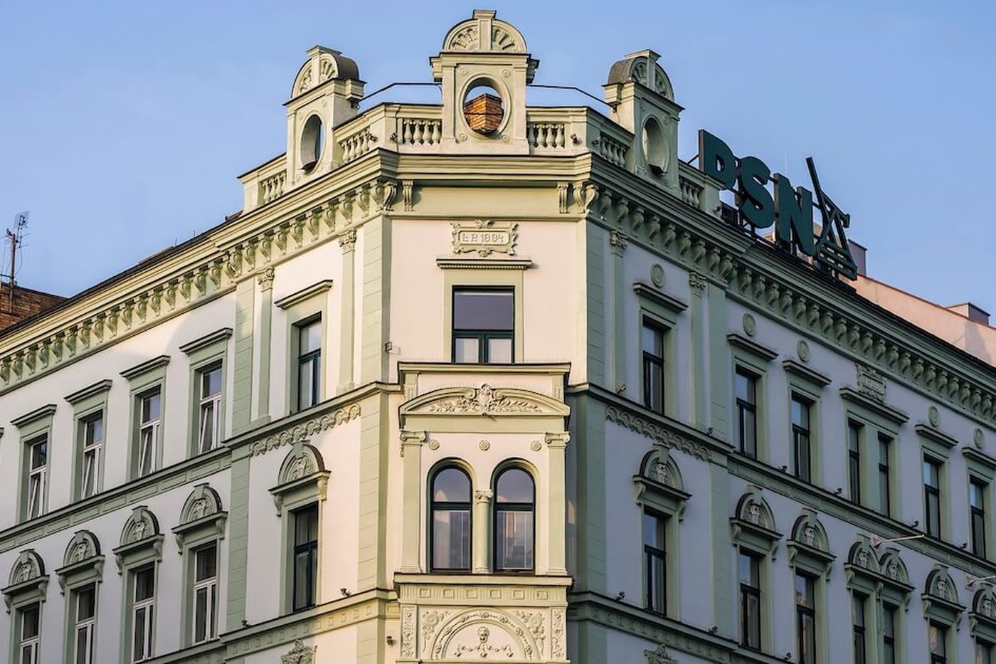 Vinohradská 160 — exteriér