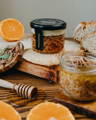 Už jste vyzkoušeli naší trhanou kachnu na medu a pomerančích? 🍯🍊 Že ne? Tak to to musíte rychle napravit! Křehká a...