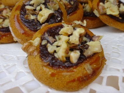 Medové koláčky s povidlím a ořechy 150 g Medový perník s náplní. Ruční práce.