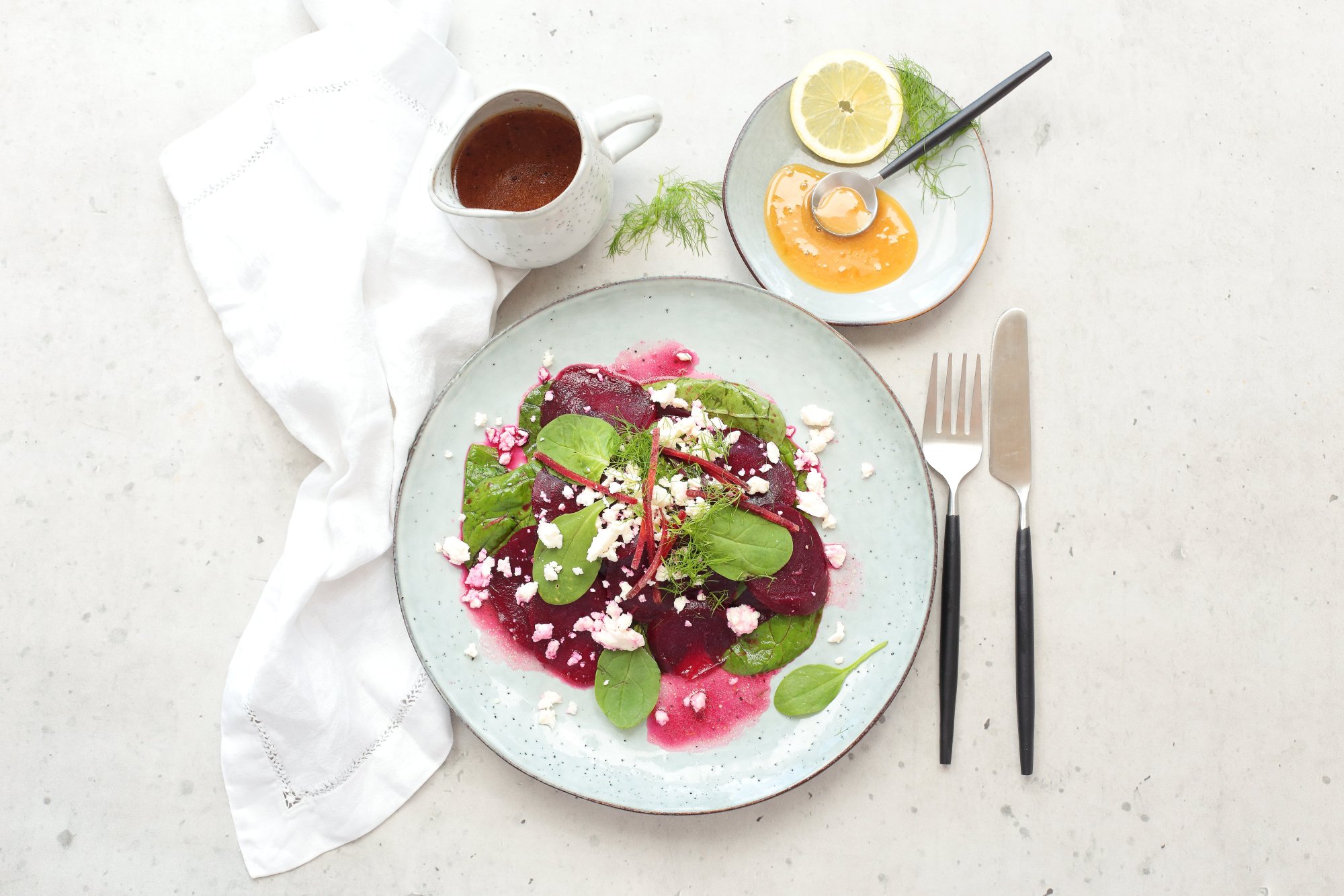 Špenátový salát z červené řepy s fetou, citronem a mánukou