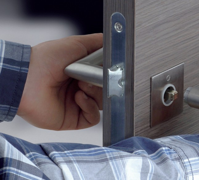 Jak namontovat interiérovou kliku bez šroubování?