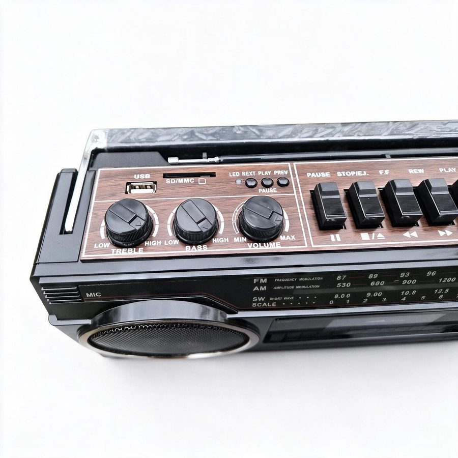 Horní panel s konektorem USB, slotem SD/MMC, tlačítky NEXT, PLAY, PREV a knoflíky TREBLE, BASS a VOLUME