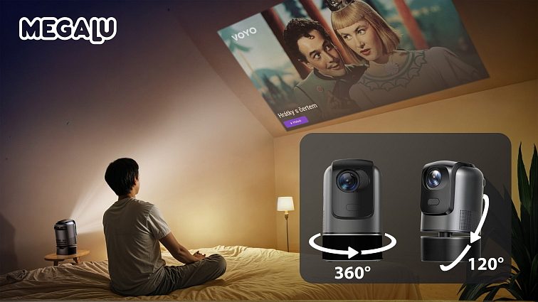 Muž sleduje film promítaný na šikmou stěnu, vedle schéma otáčení projektoru o 360° a náklonu o 120°