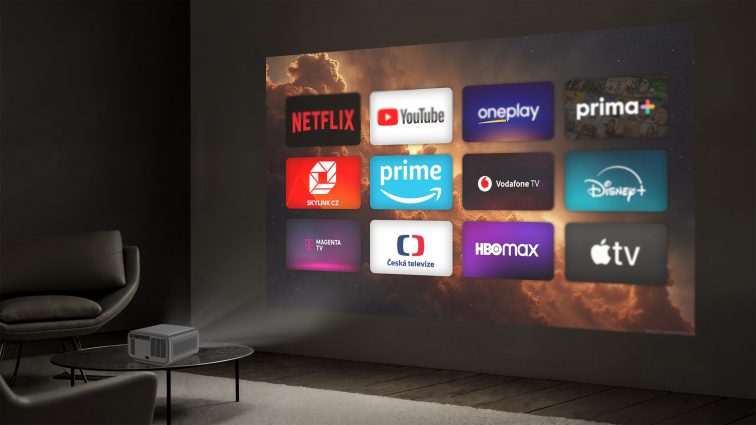 Projekce na zeď v obývacím pokoji s aplikacemi Netflix, Disney+ a prima+