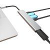 USB-C 7v1 dokovací stanice s připojenými USB kabely u notebooku