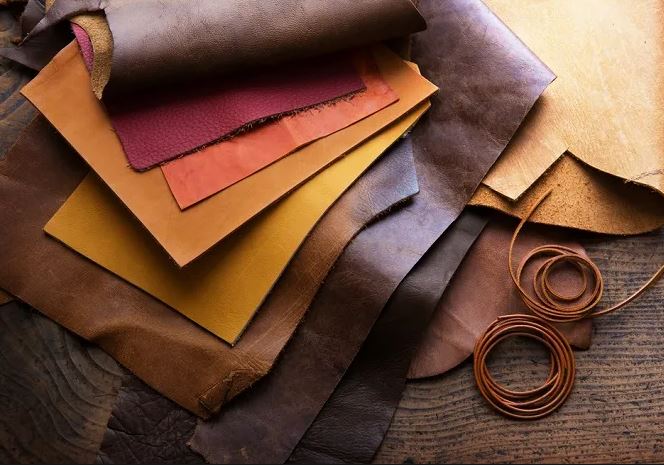 Z jakých materiálů se vyrábí peněženky?