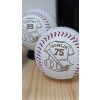 Baseballový míček s vlastním jménem a číslem