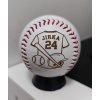 Baseballový míček s vlastním jménem a číslem