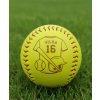 Softballový míček s vlastním jménem a číslem