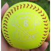 Softballový míček Wilson s vlastním jménem a číslem