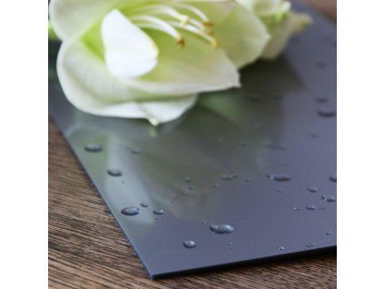 metalická strieborná