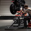 Pneumatický zdvihací stôl na motocykel nosnosť 1500lbs výška 8.6–31 in