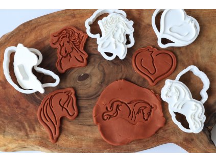 Vykrajovačky - kone