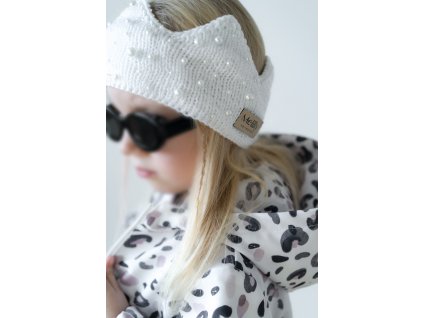 Ručně pletená korunka s perličkami