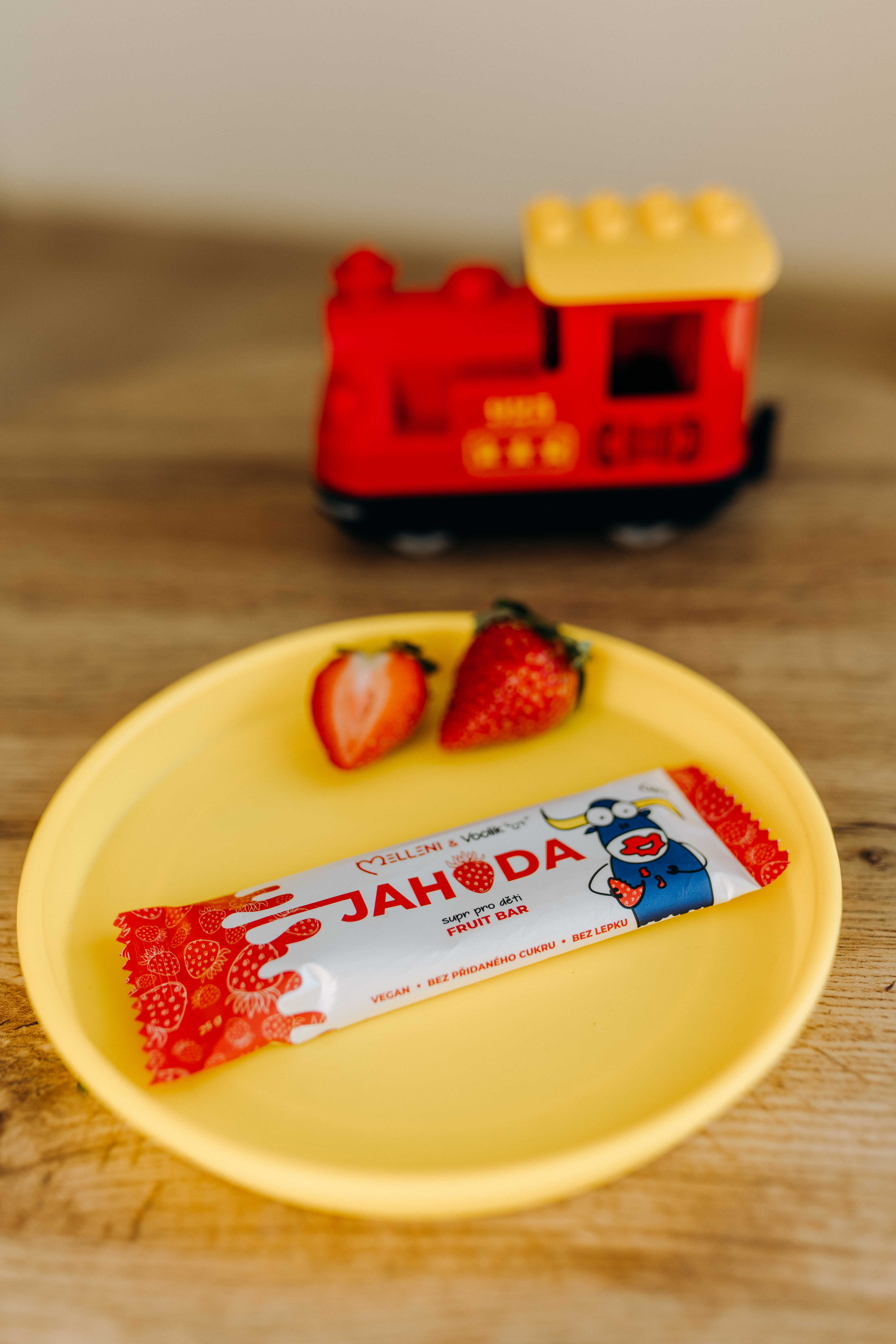 Jahodová ovocná tyčinka MELLENI na talířku