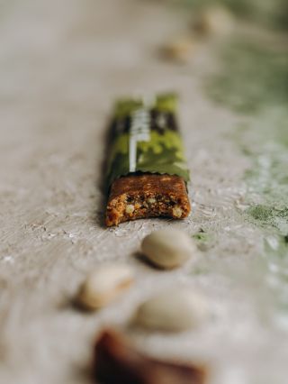 🥜✨ Pistáciová PROTEIN BAR ✨🥜 Datle, pistácie, kvalitní protein a křupinky s bílou čokoládou – vše v jedné tyčince! 🤩...