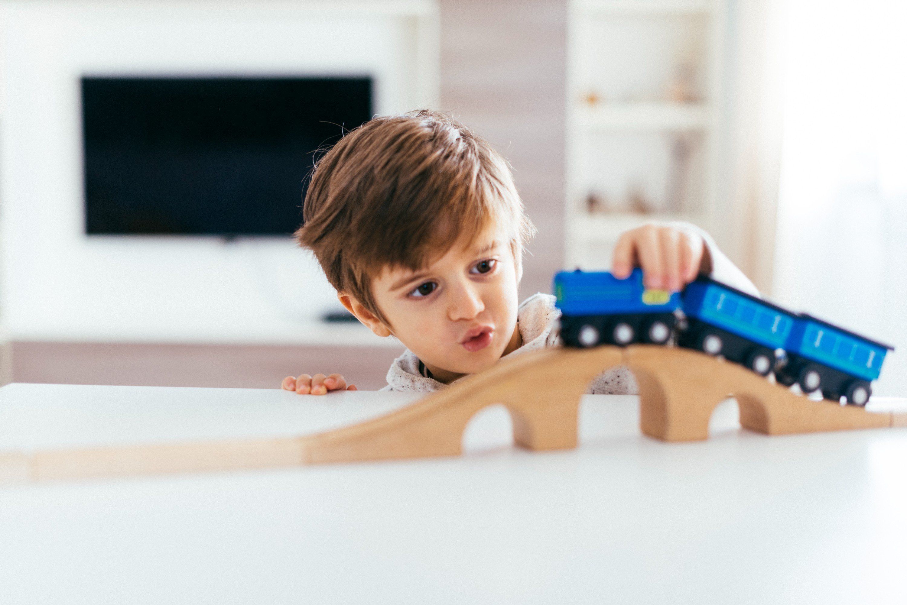 Poznáte 5 zručností,  ktoré si deti rozvinú pri hre s drevenými vláčikmi?
