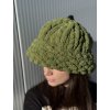 Ručne pletená chunky čiapka zelenej farby s čiernym brmbolcom - pohľad zo šikma