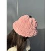 Ručne pletená chunky čiapka v broskyňovo ružovej farbe s čiernym brmbolcom - pohľad zo zadu