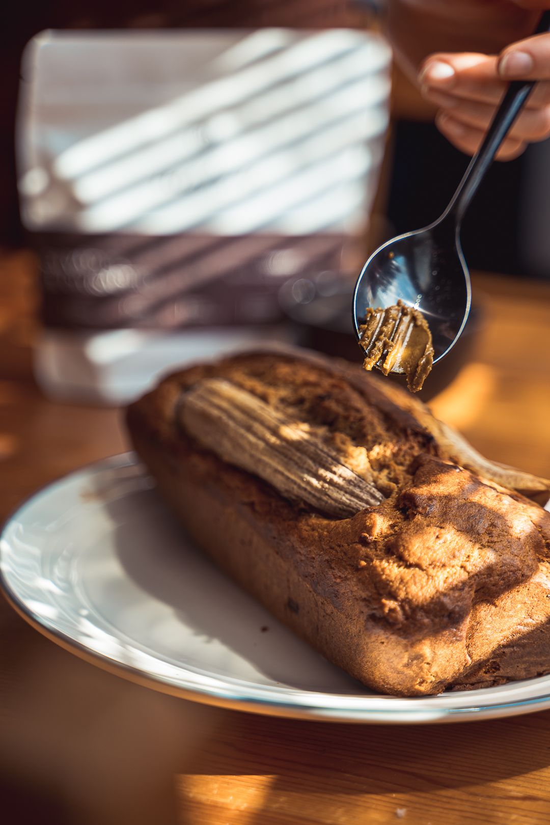 Banánový chlieb s mandľovou nátierkou a čučoriedkami