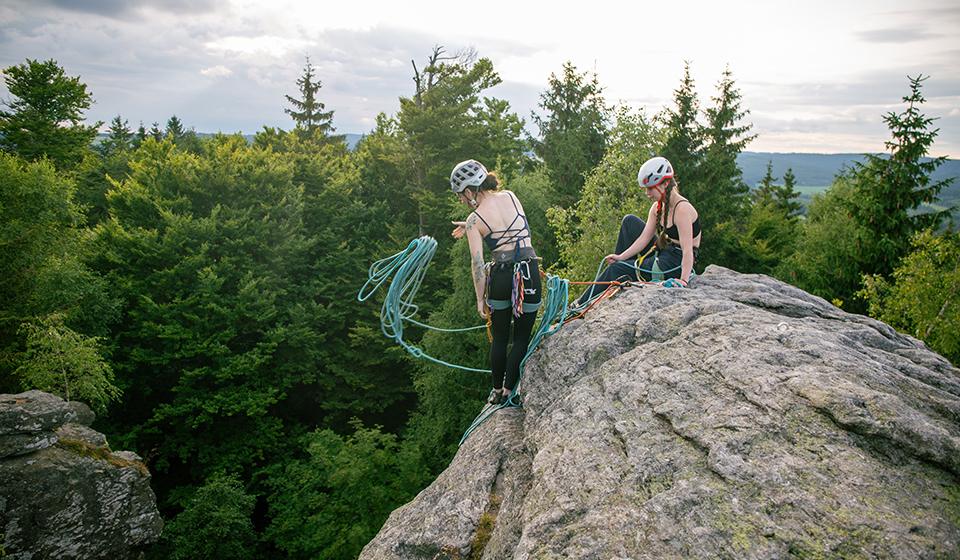 meluzína, hory, lezení, lezecké oblečení, ženy, dobrodružství, lezkyně