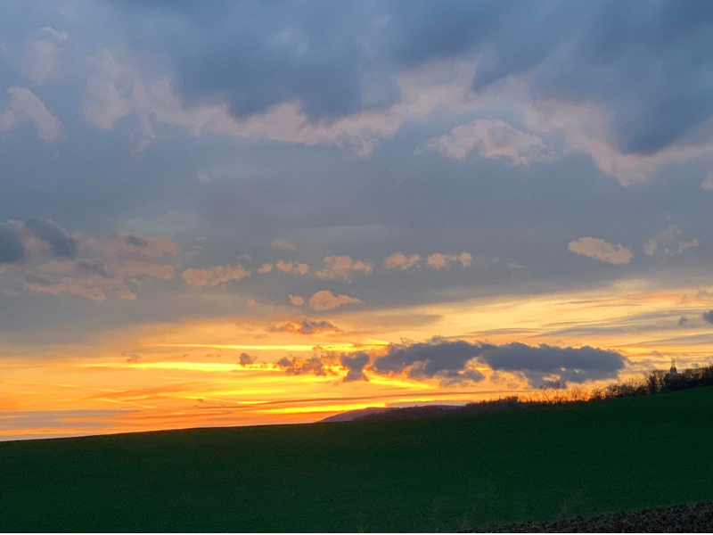 Zapadající slunce nad krajinou